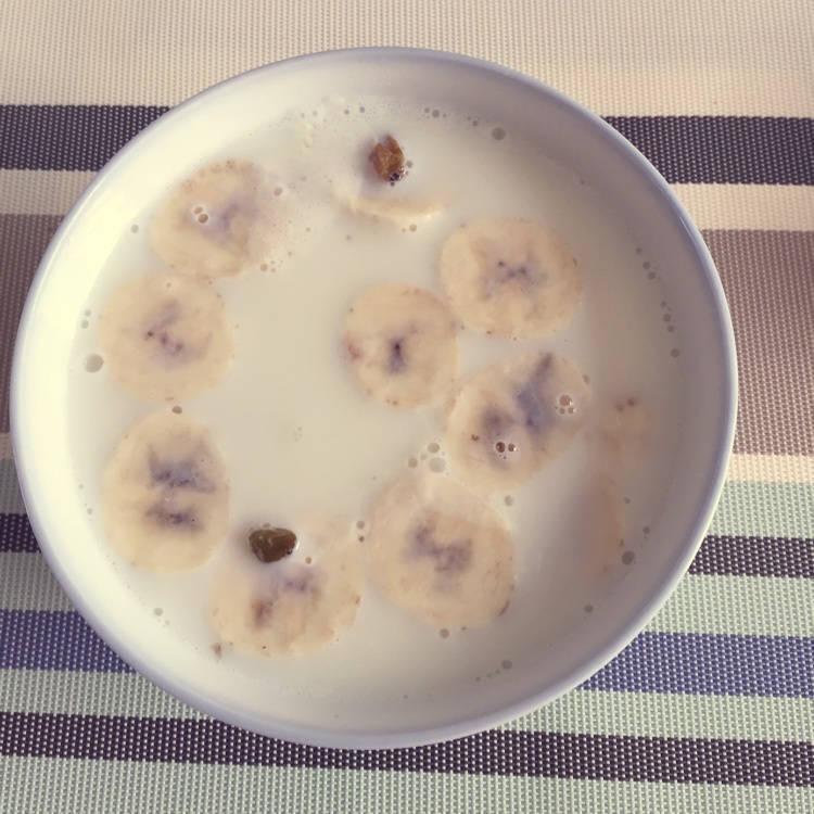 牛奶燕麦泡香蕉（减肥快手早餐）