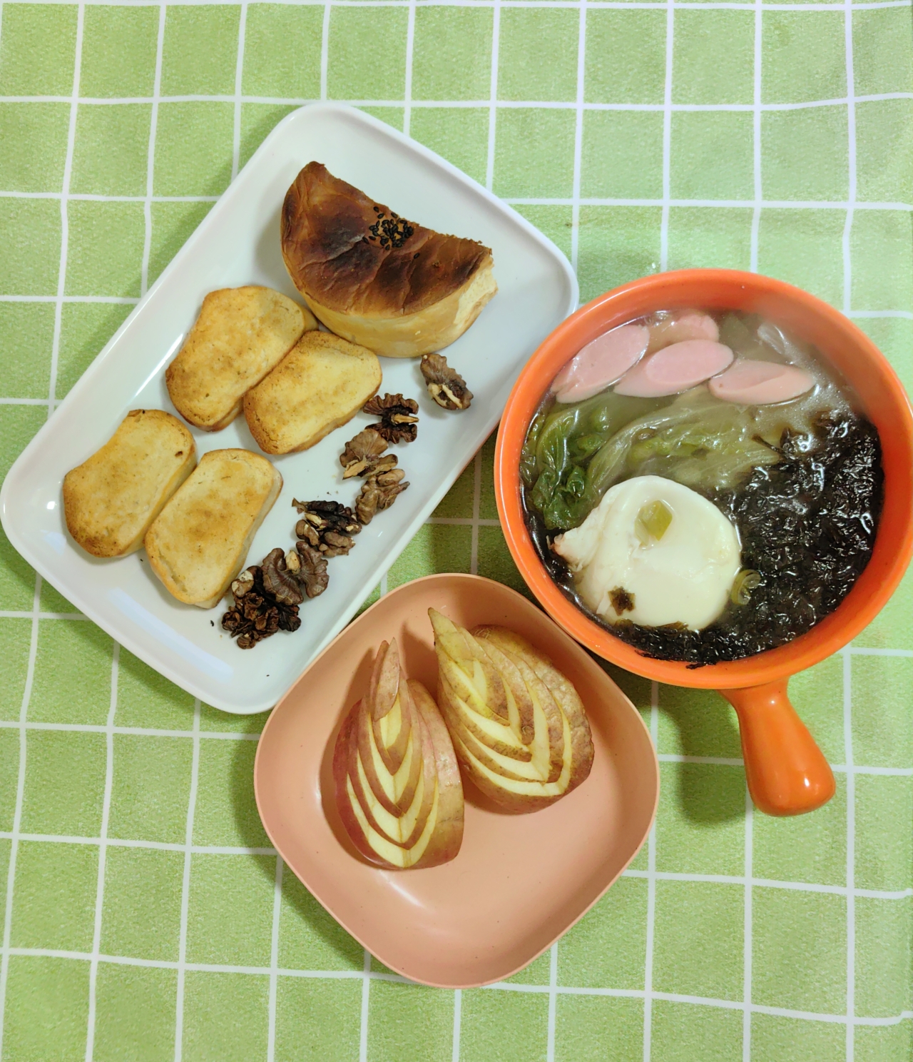 今日懒人早餐：烤馒头片+紫米面包+核桃，火腿生菜鸡蛋汤，苹果