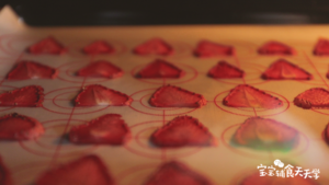 草莓脆脆片 宝宝辅食天天学的做法 步骤6