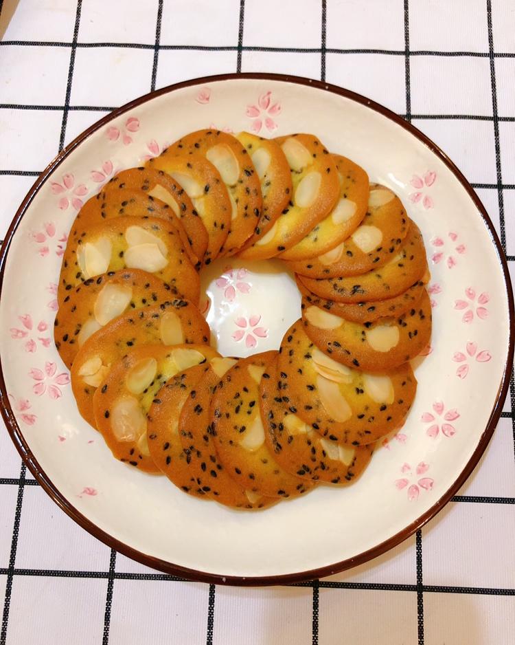 杏仁芝麻鸡蛋薄脆饼干，杏仁和芝麻是绝配