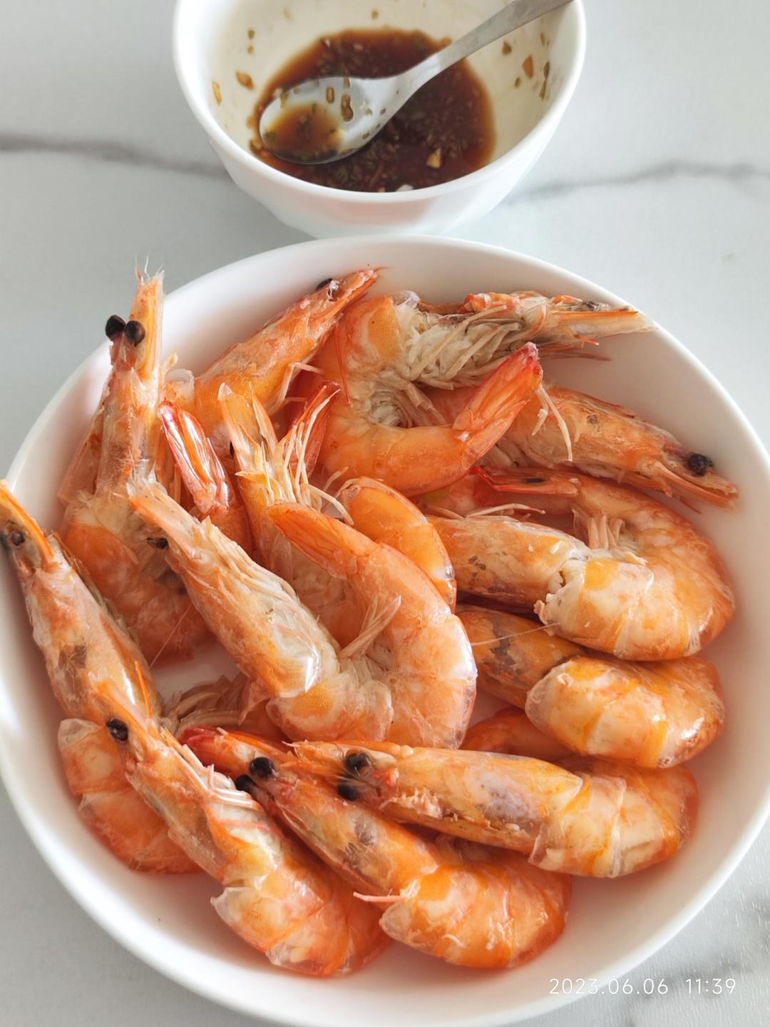 白灼虾~肉质鲜嫩Q弹，酱汁鲜美，烹制简单