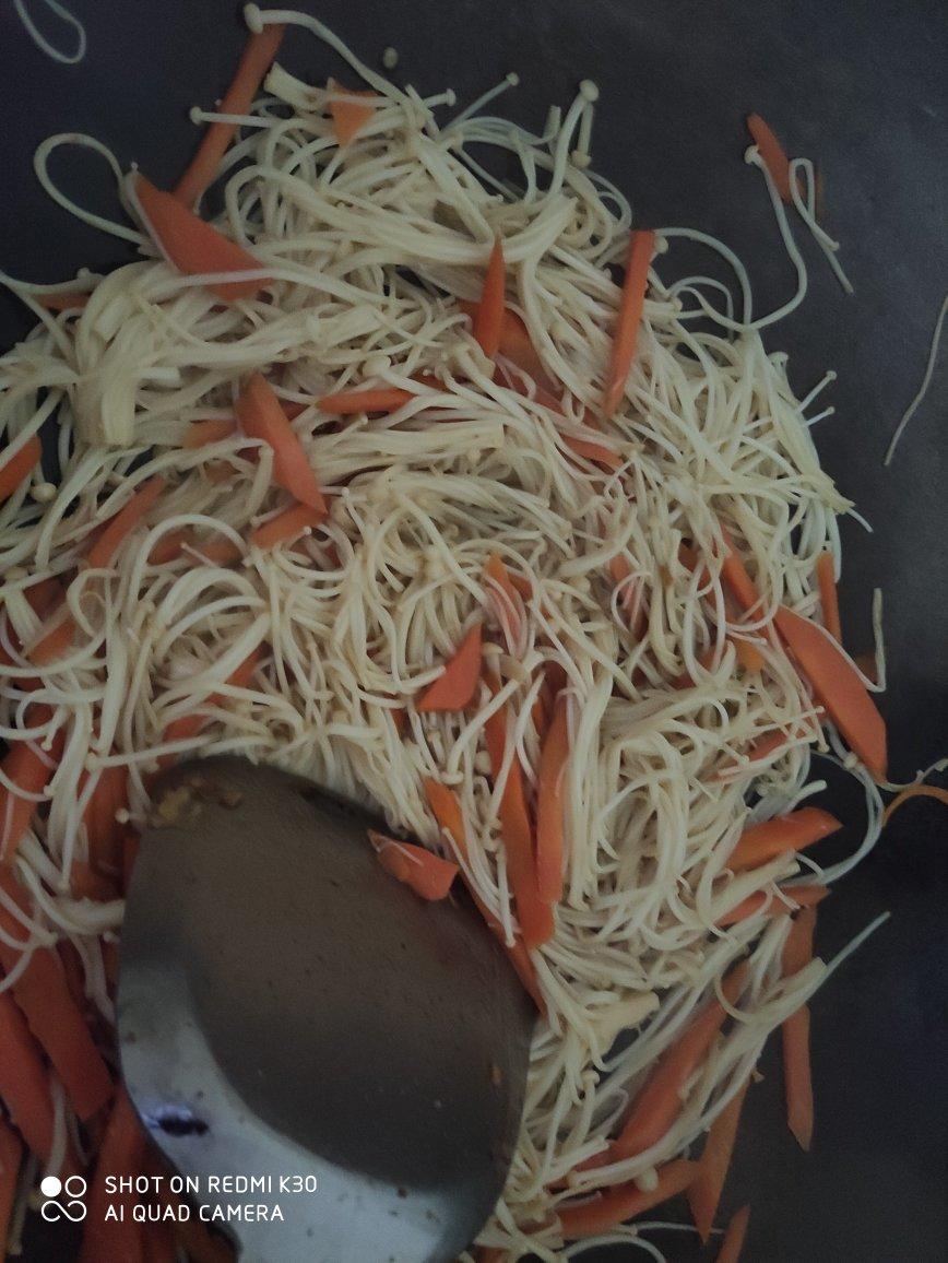 红萝卜炒金针菇