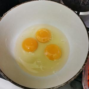 鸡蛋皮拌菠菜的做法 步骤1