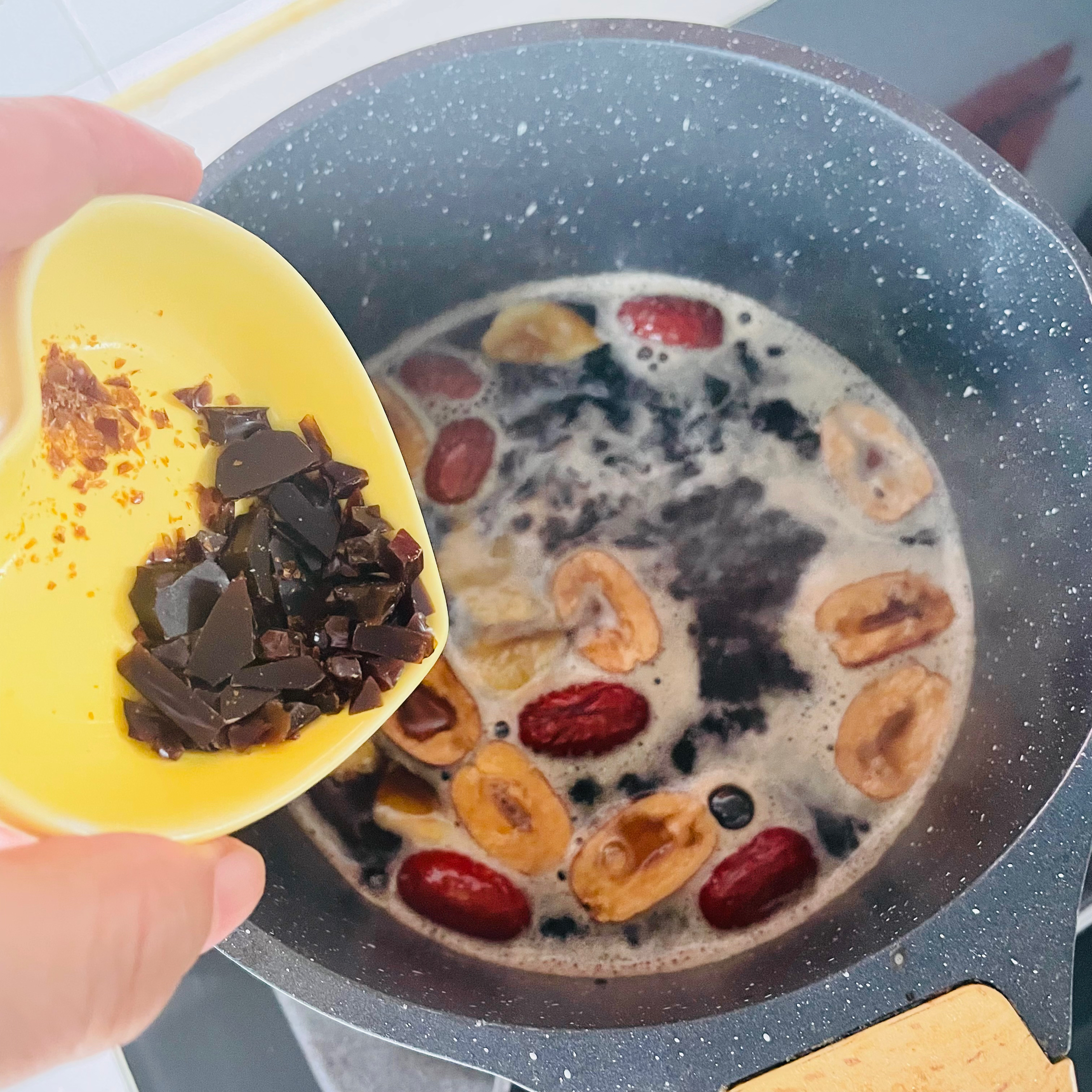 奶茶风味的阿胶红枣炖奶的做法 步骤6
