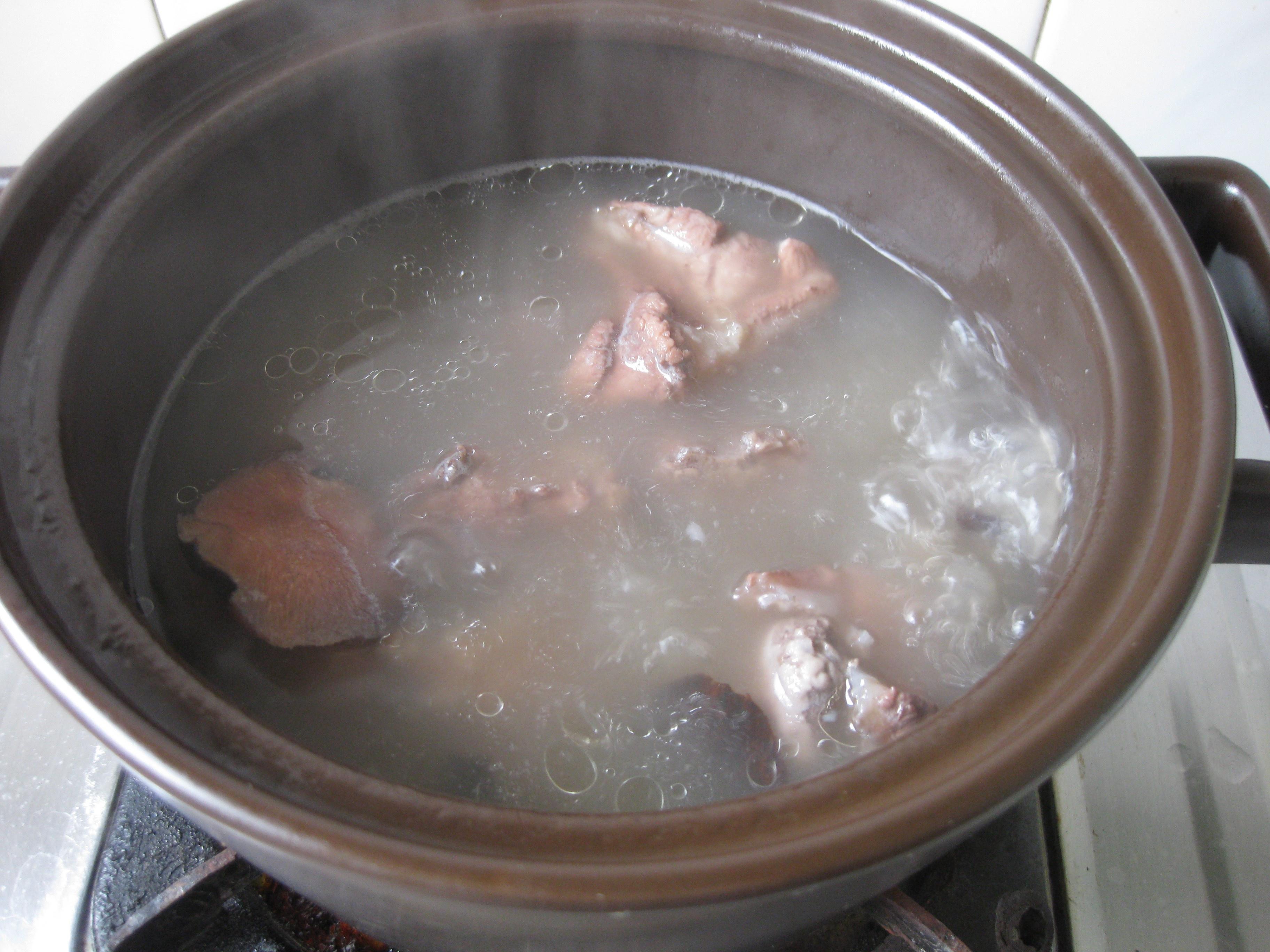 土茯苓煲猪骨汤