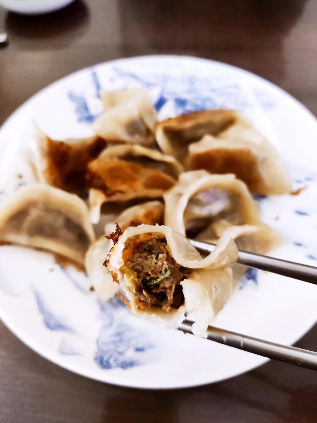 不加一滴水却鲜嫩多汁的芹菜牛肉馅饺子