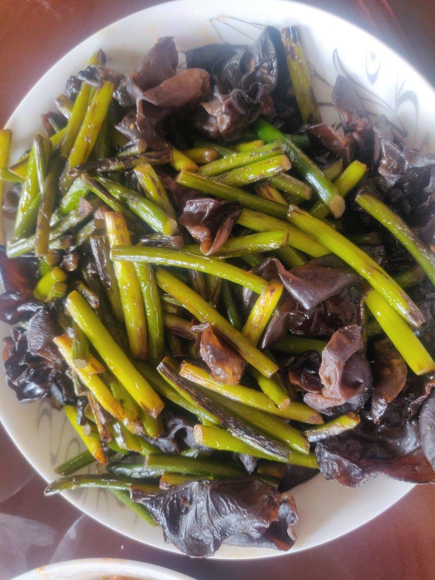 蒜薹炒木耳 Woodear Mushroom with Garlic and Egg