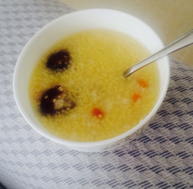 小米桂圆红枣枸杞粥
