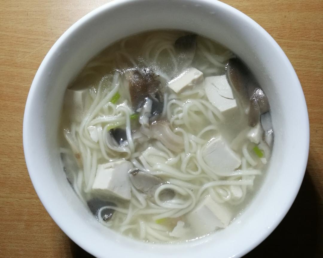 平菇豆腐清汤面的做法 步骤3