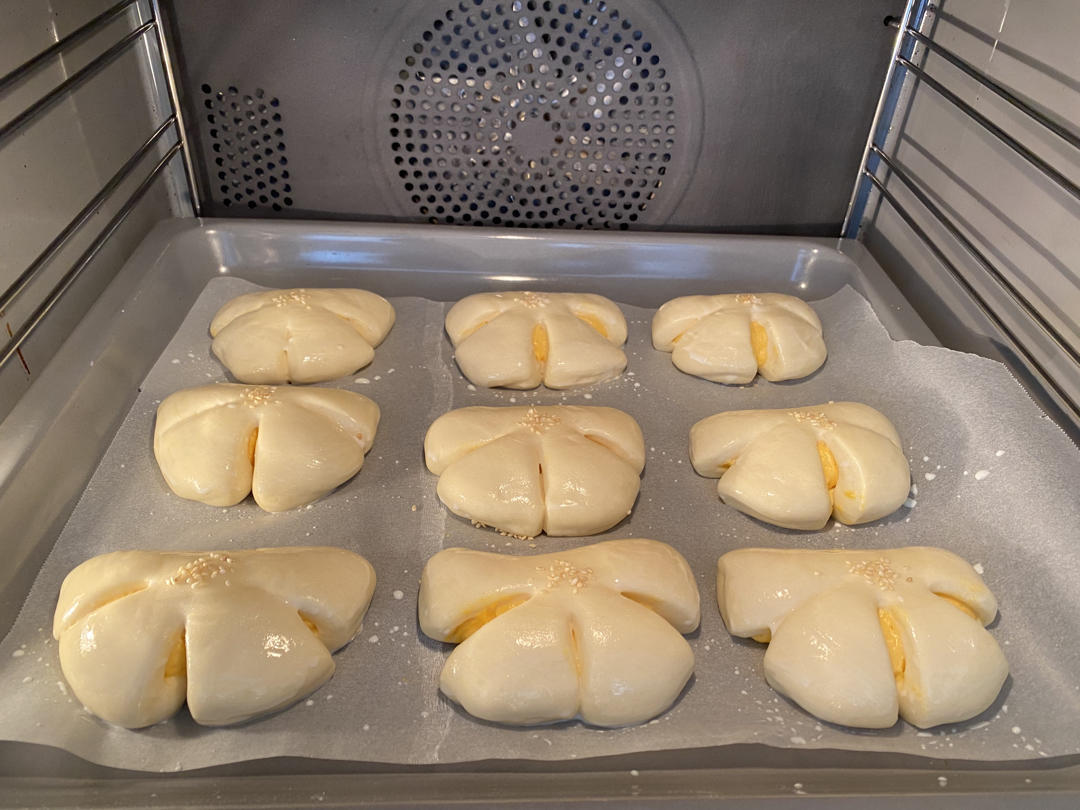 复古卡仕达夹馅面包