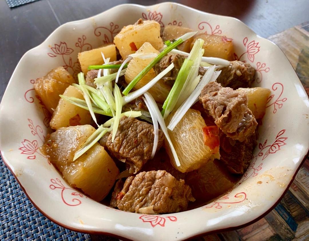 厨师长教你：“萝卜烧牛肉”的川味版做法，肉香四溢软烂入味
