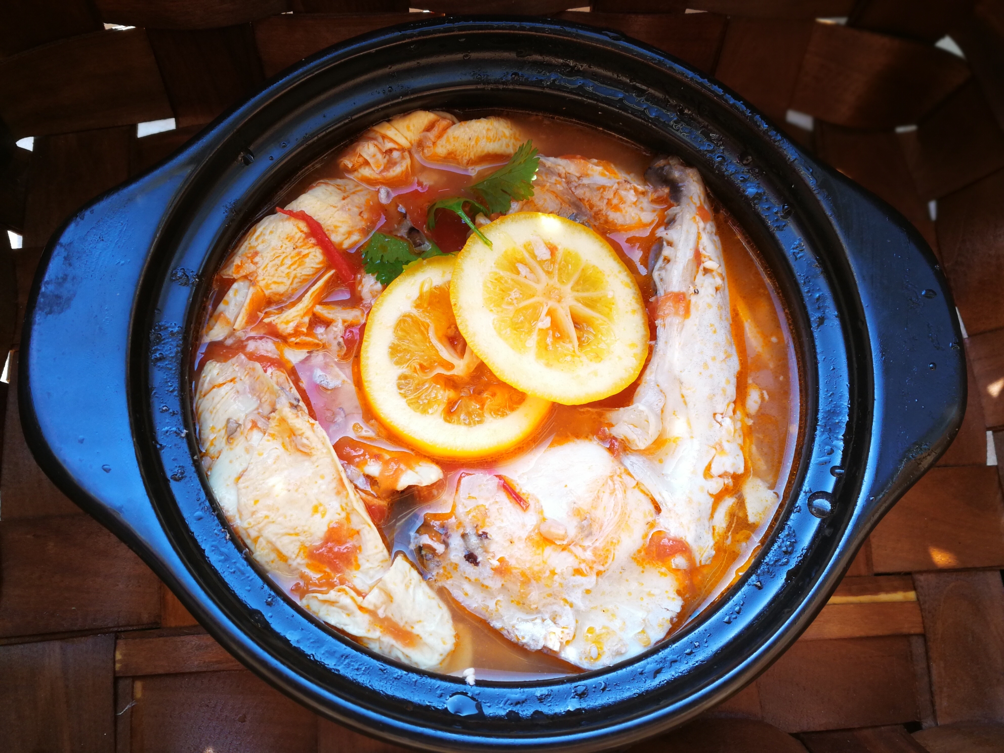 柠檬蕃茄酸汤三文鱼头汤的做法