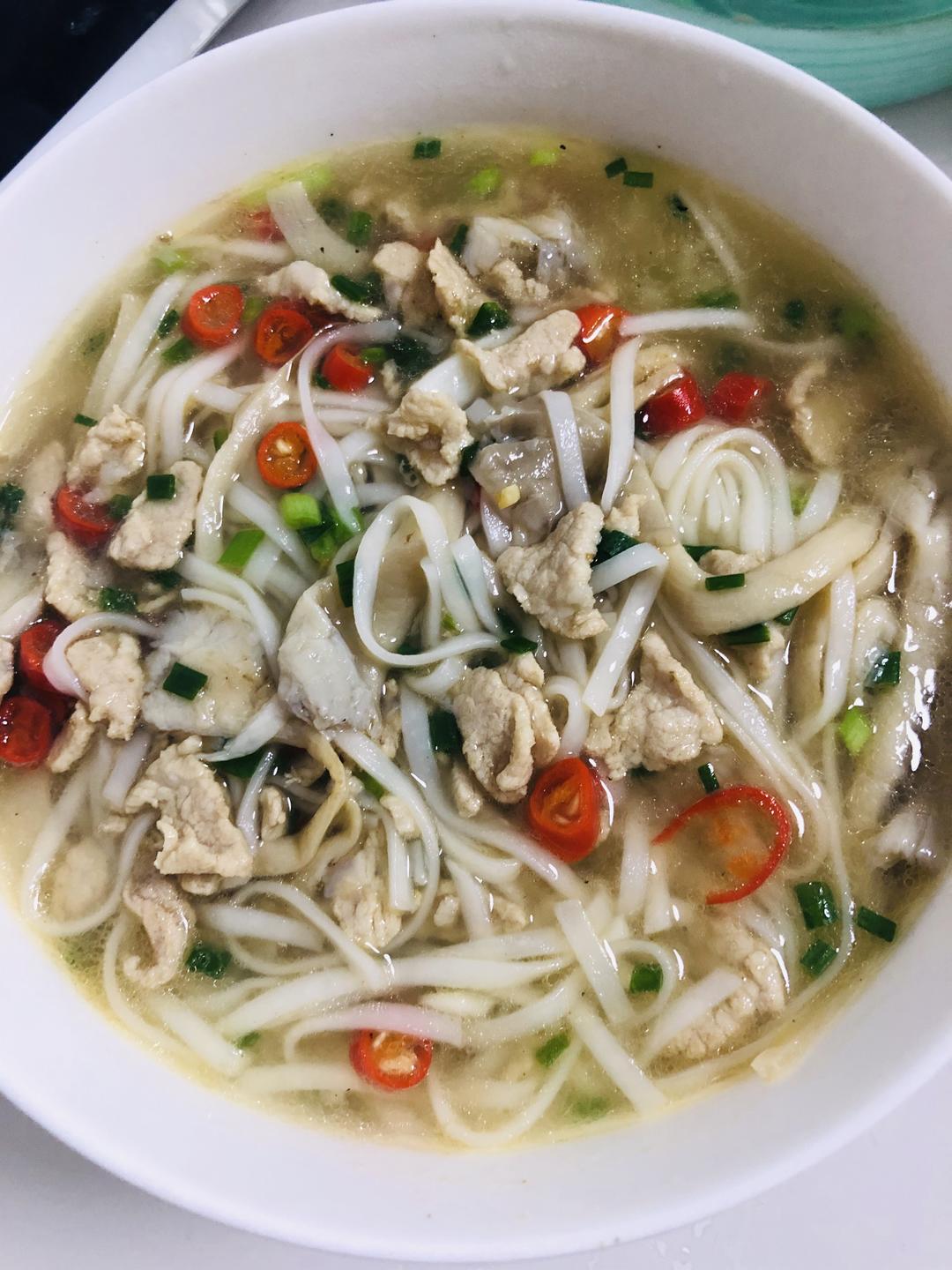 营养又美味的蘑菇肉片汤面的做法