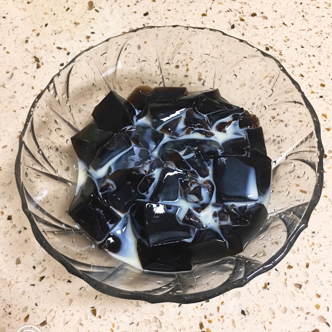 朝开暮合做的龟苓膏