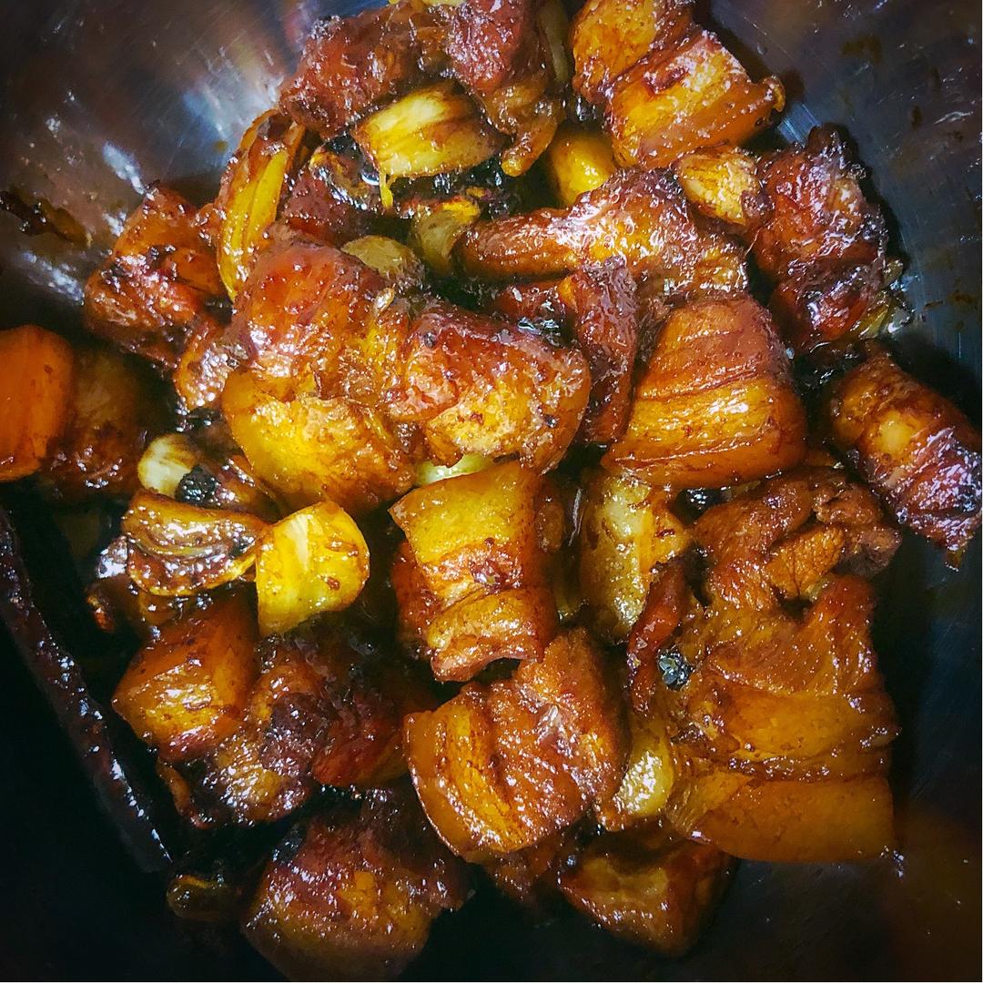 金蒜红烧肉的做法