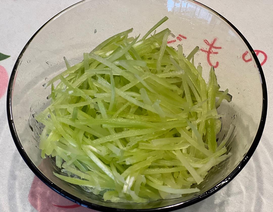 葱油莴笋的做法 步骤3