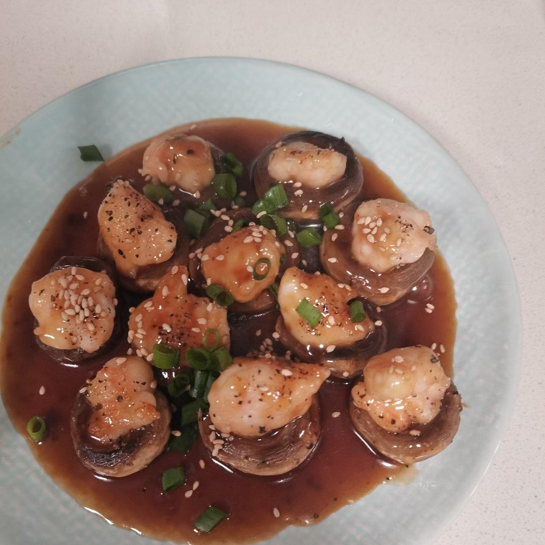 一口爆汁的虾滑酿口蘑