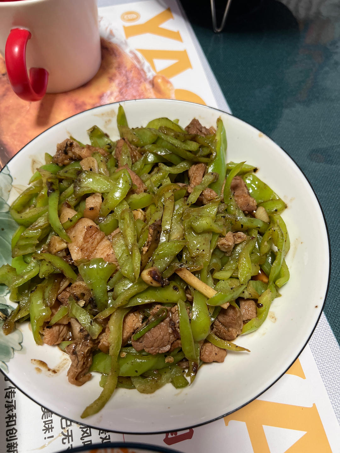 经典的家常菜，青椒炒肉丝，简单的食材也能做出如此美味
