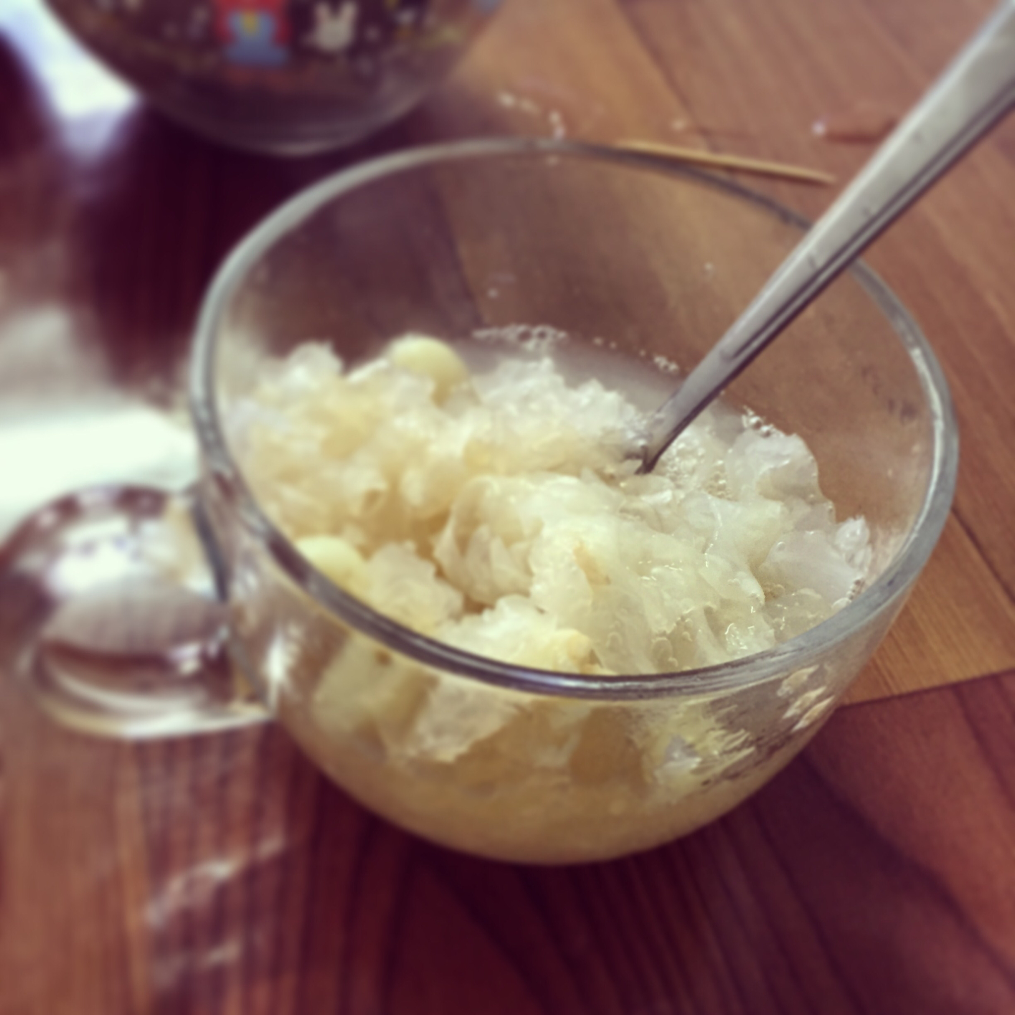 桃胶皂角米炖银耳