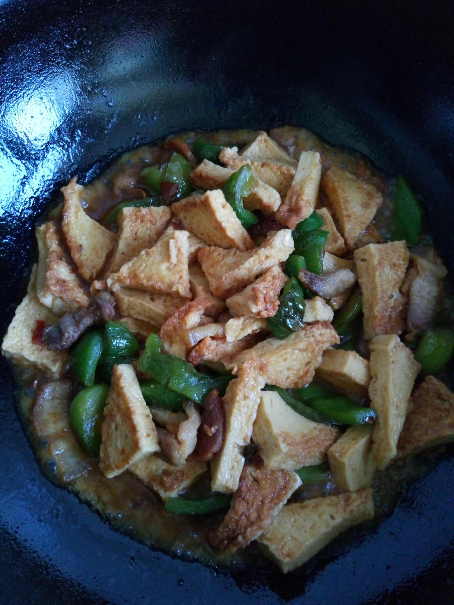 干锅豆腐炒青椒小肉的做法 步骤7