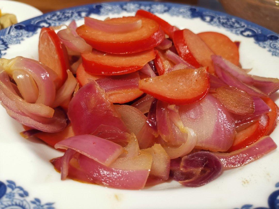 洋葱炒红肠