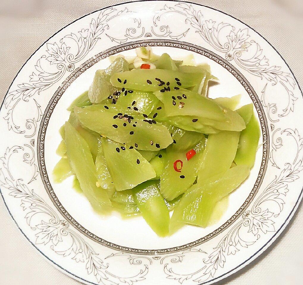 厨师长教你：夏日开胃小菜“凉拌莴笋丝”的家常做法，简单易学赶紧收藏吧