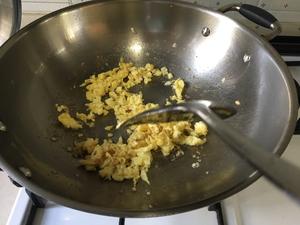小黄蘑炒香酥蛋的做法 步骤4