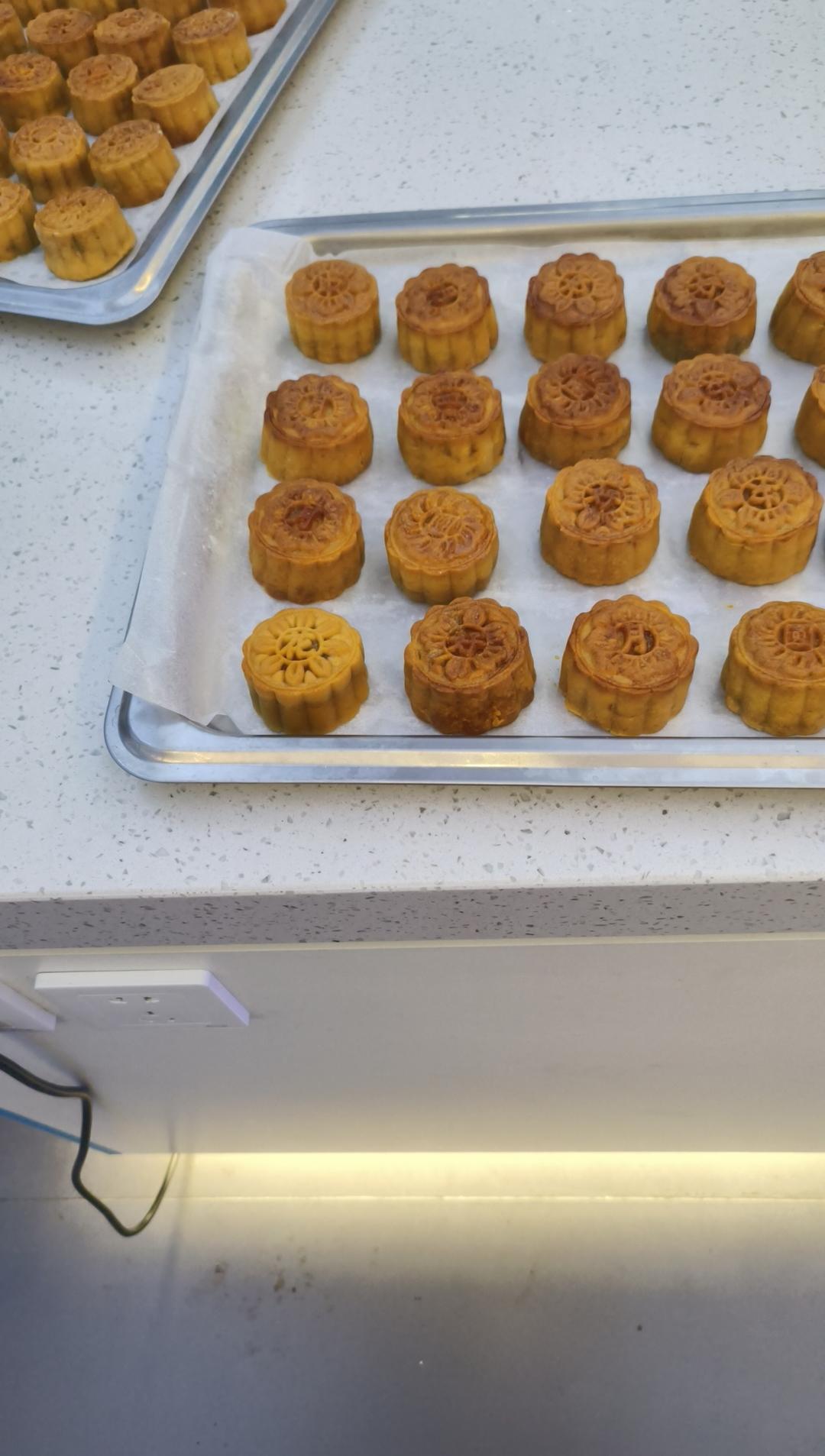 广式豆沙蛋黄月饼（步骤超详细，新手适用）