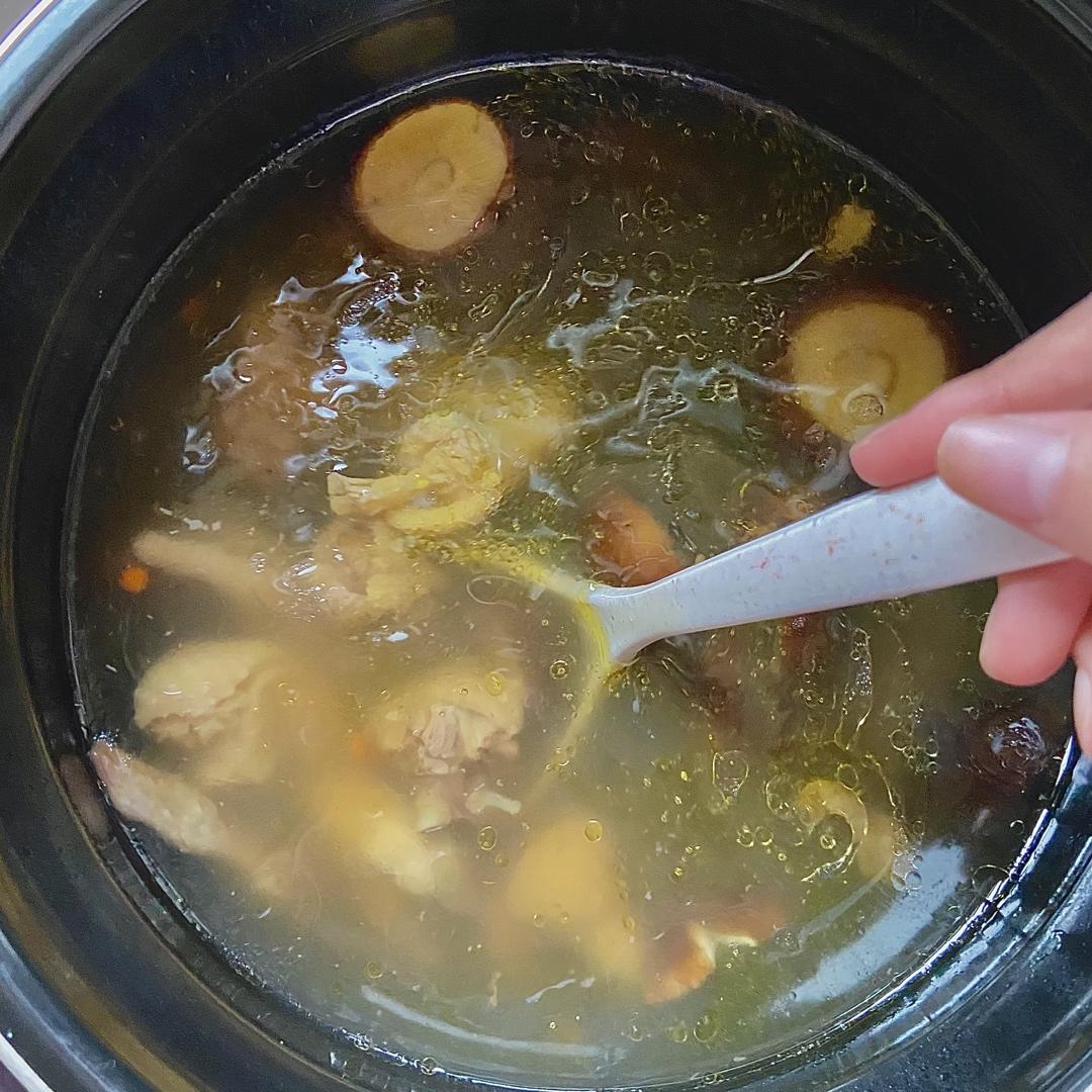 奶奶教的鲜香肥美香菇炖鸡汤