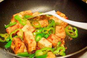 【就是这个辣味儿！】可能是最下饭的素菜——湘味青椒豆腐的做法 步骤6