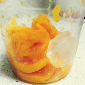 鲜榨芒果汁 Mango~的做法 步骤2
