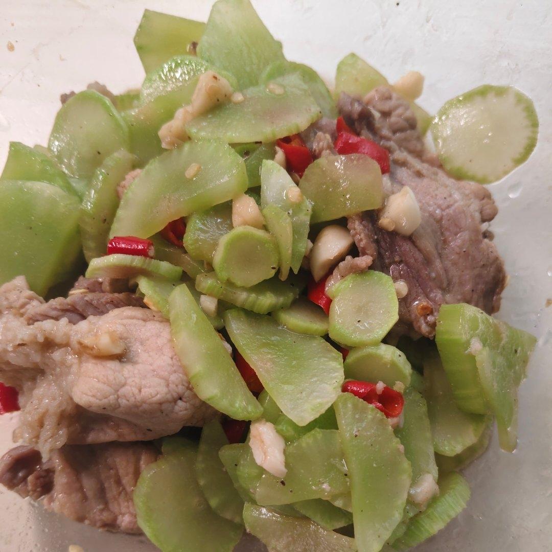 简单好吃下饭的莴笋炒肉来啦！