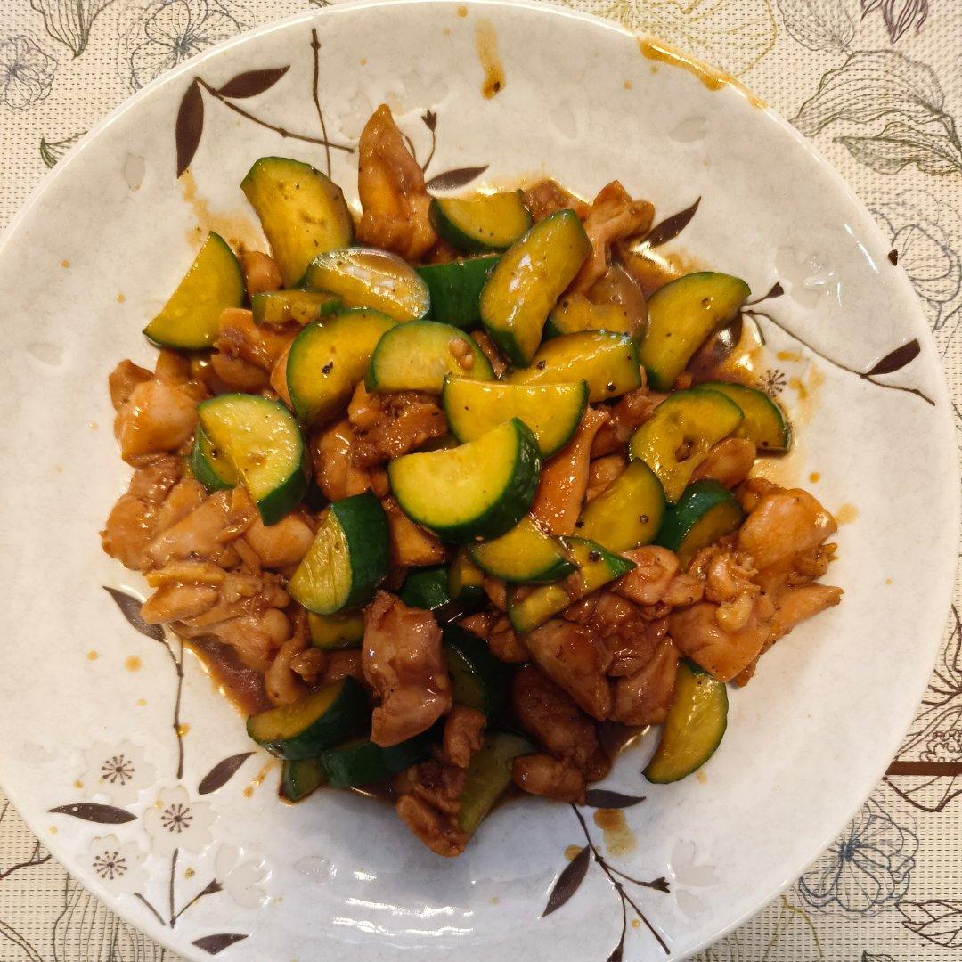 清爽解腻的黄瓜炒鸡胸肉，低脂低卡减肥食谱