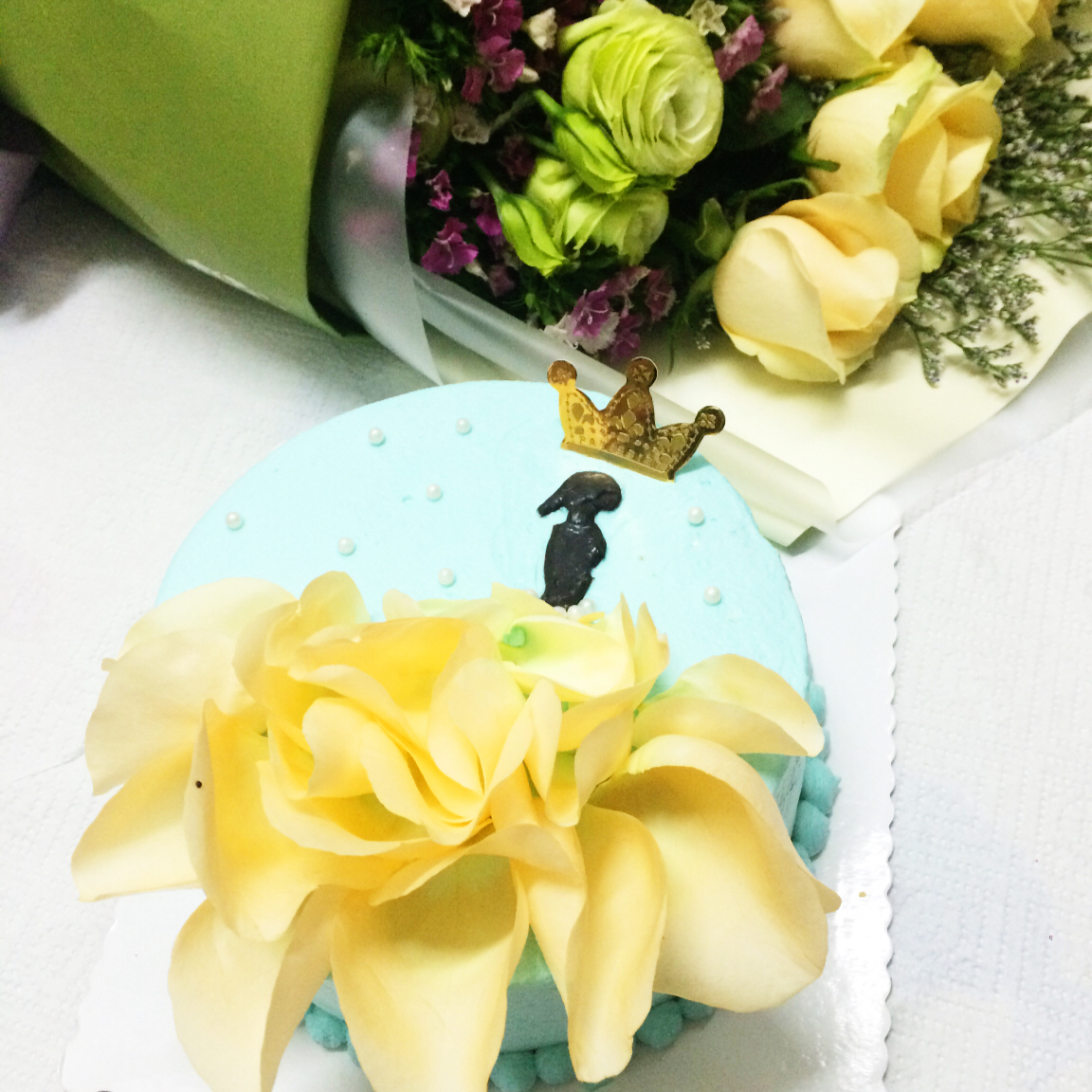 玫瑰花瓣生日蛋糕