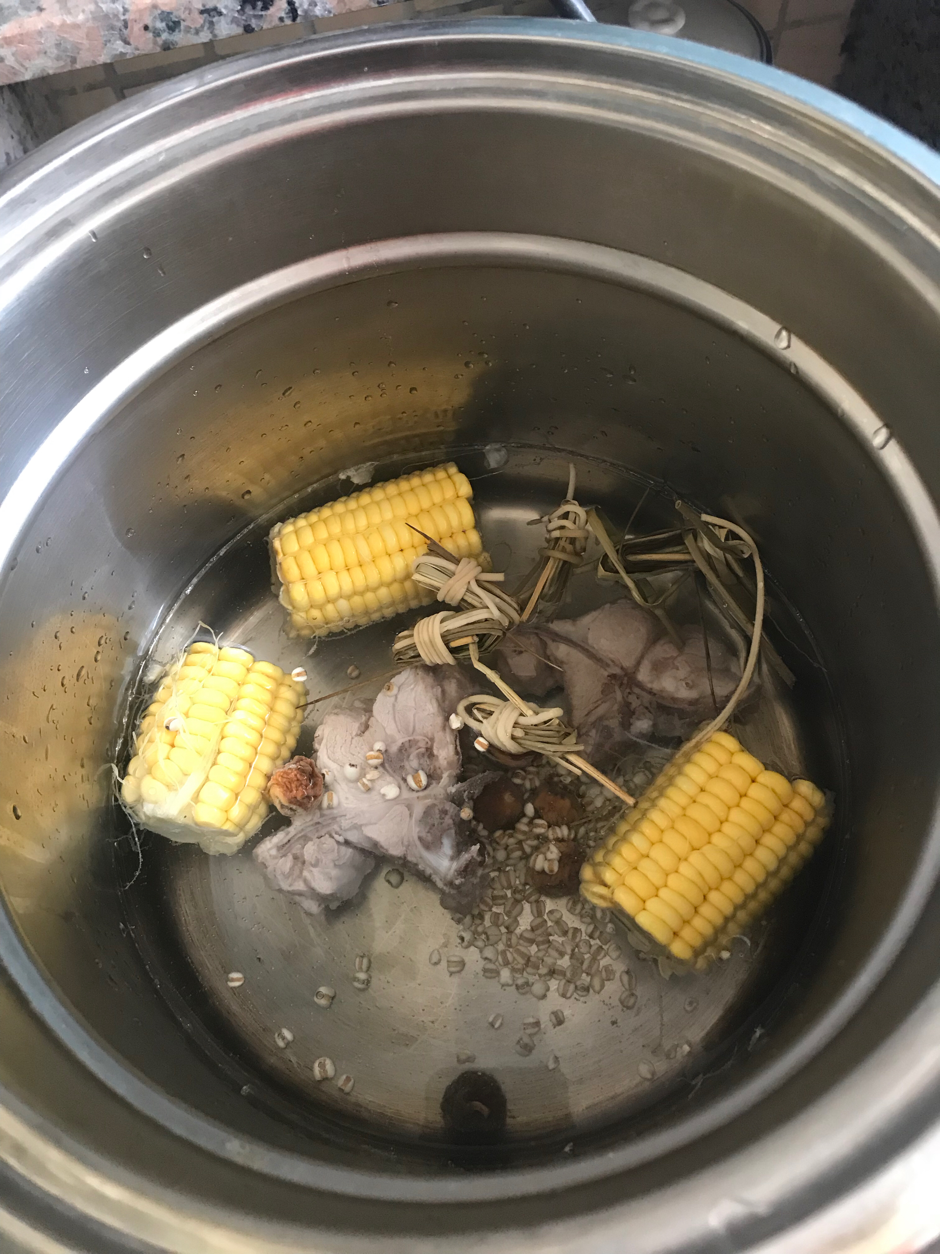 儿童汤-灯绒草薏米无花果玉米猪骨汤的做法