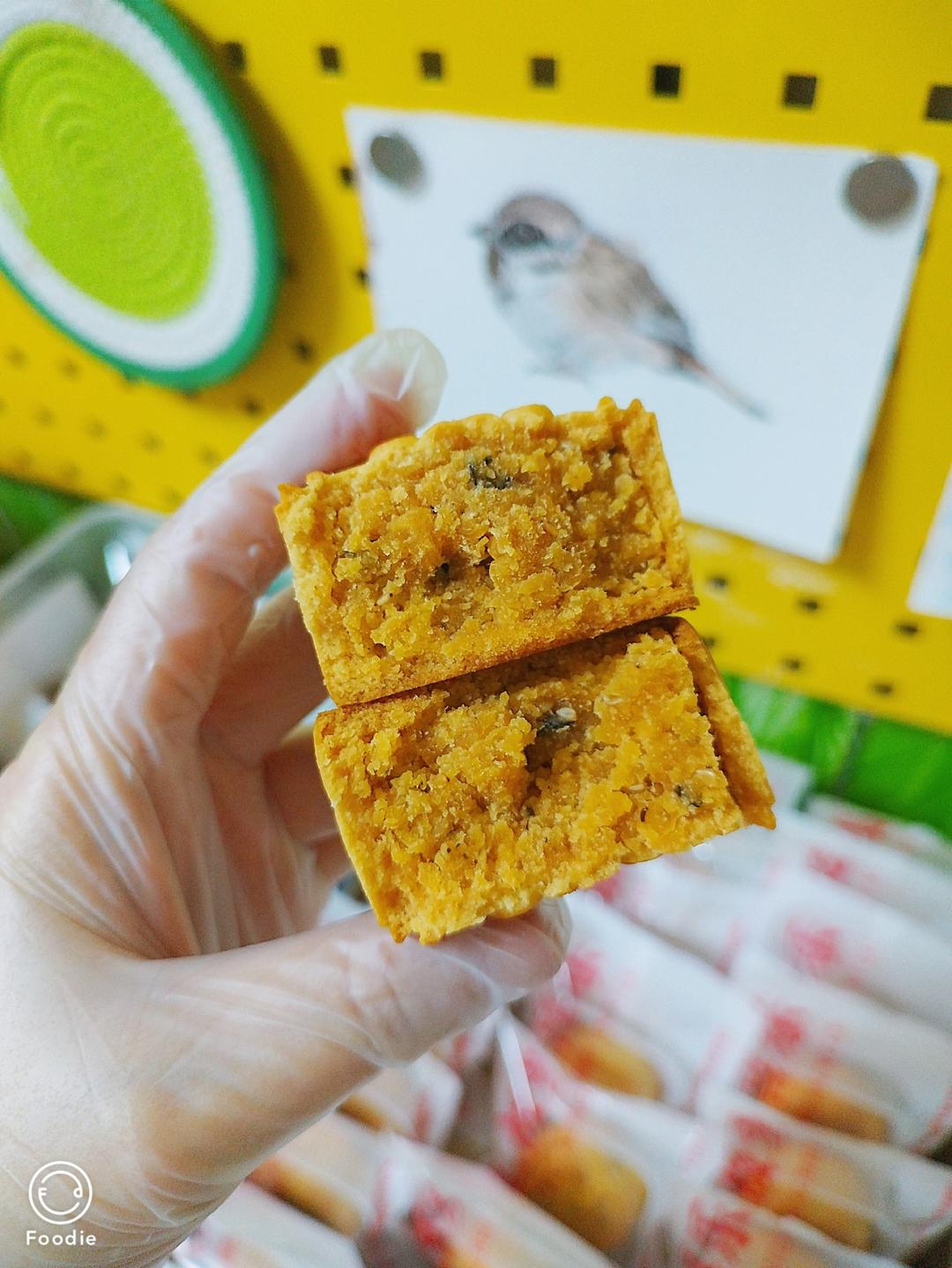 咸蛋黄肉松月饼