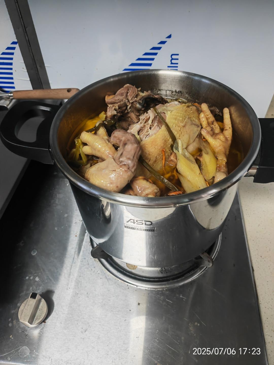 老母鸡炖蘑菇鲜汤（高压锅）