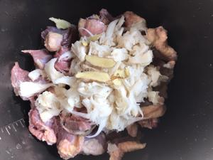 养胃佳品-土鸭猴头菇汤的做法 步骤3