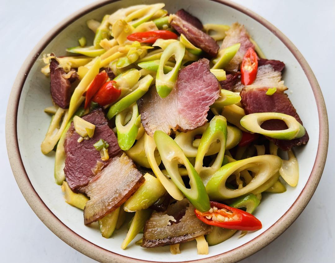 1人做过这道菜翡翠蝉本尊网购的细竹笋,头一次吃和腊肉做个小炒用料细