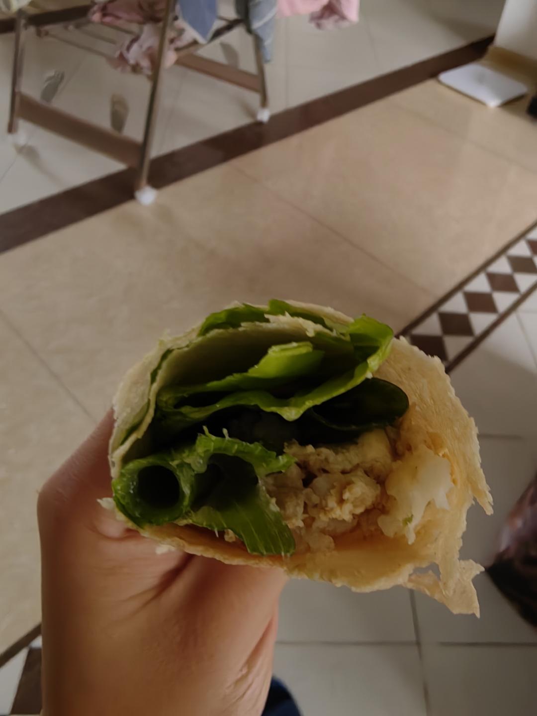 农家煎饼卷虾酱鸡蛋