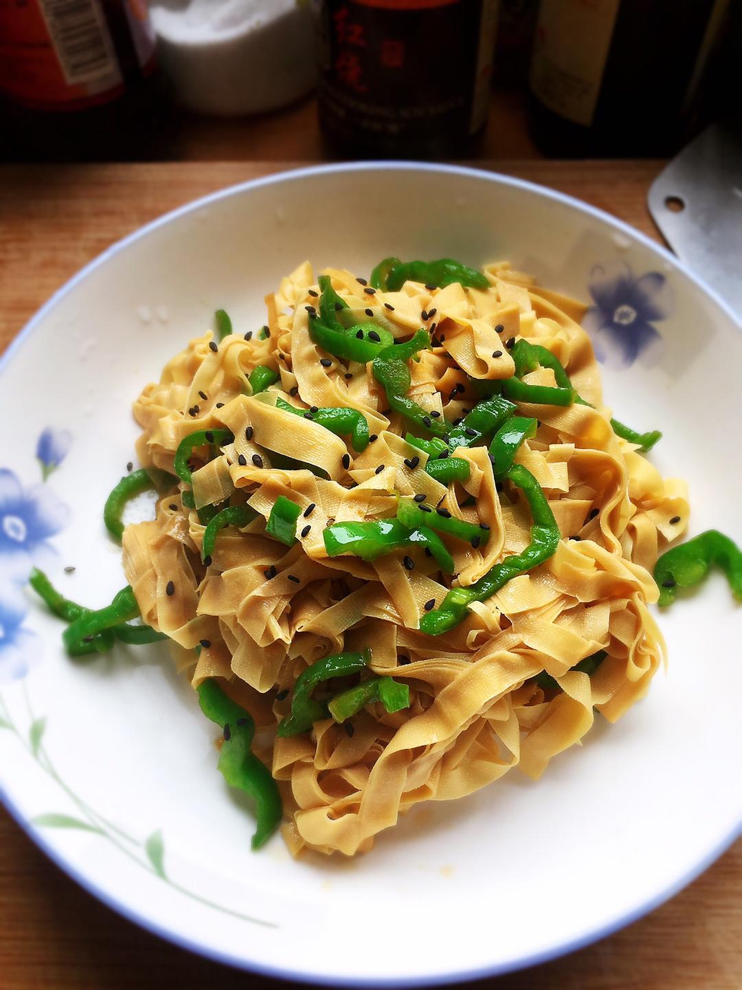 独居boy青椒炒百叶的做法