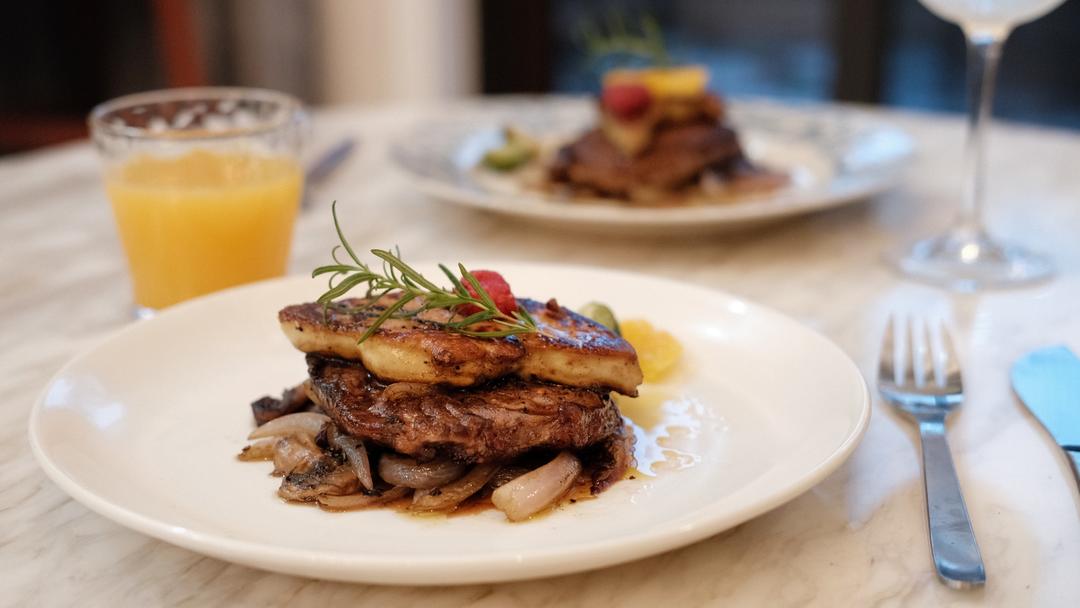 牛排是一道经典的传统法餐,以19世纪作曲家/美食家gioacchino rossini