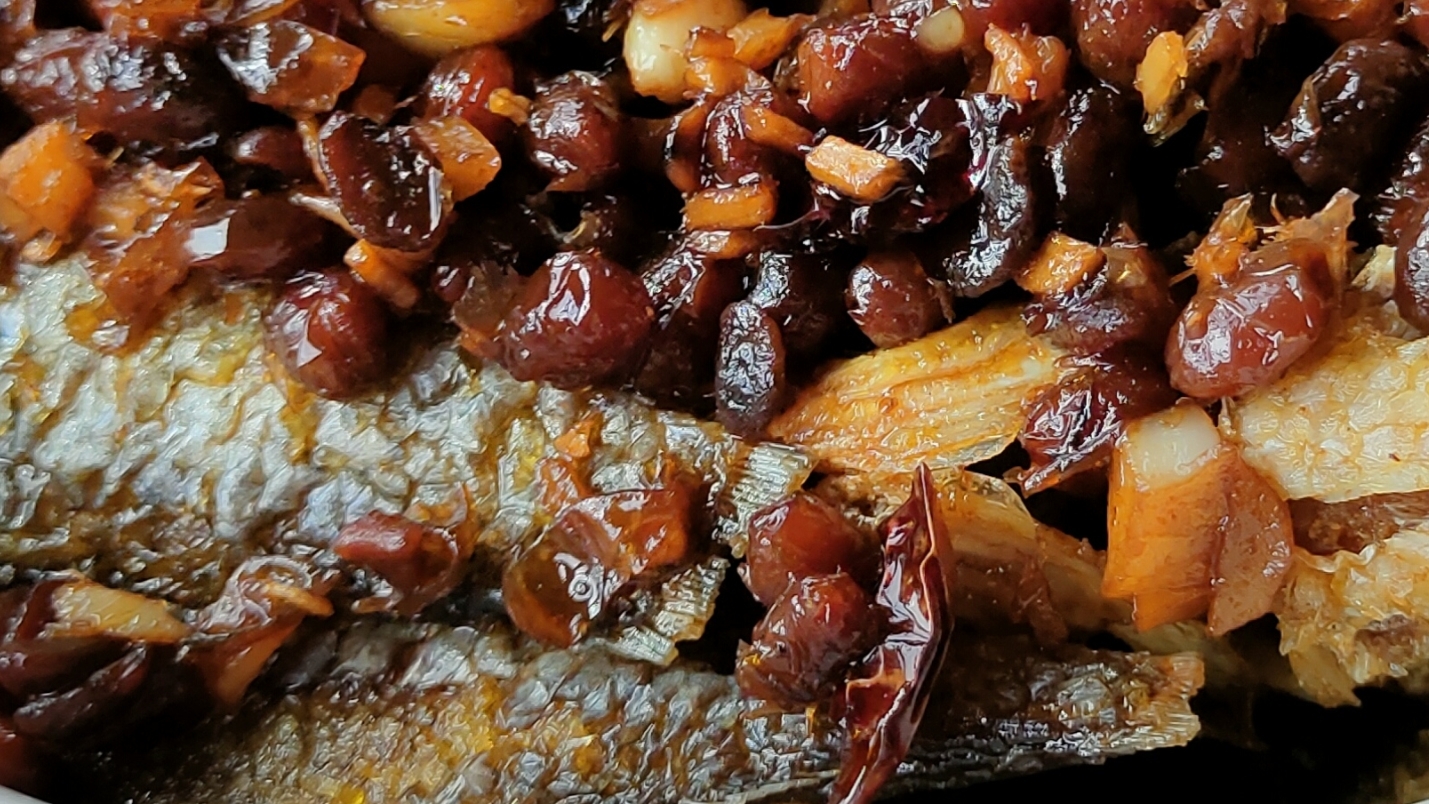 豆豉焖香酥鲫鱼的做法