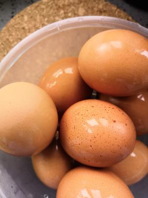 立夏——核桃壳煮鸡蛋的做法 步骤1