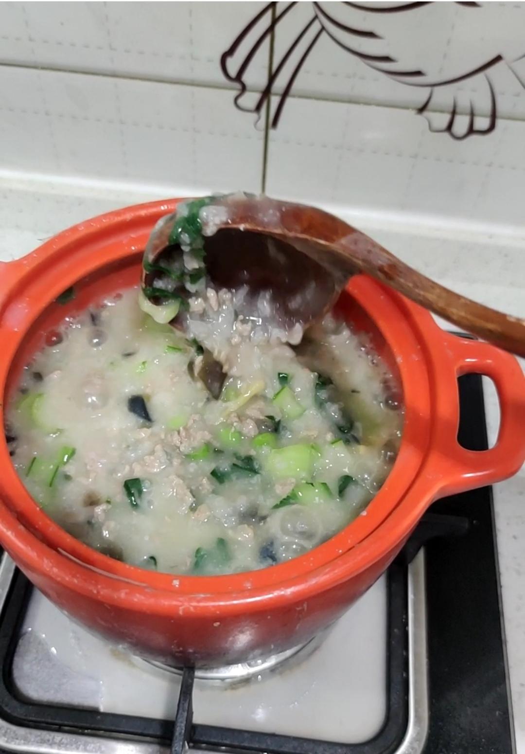 砂锅皮蛋瘦肉粥