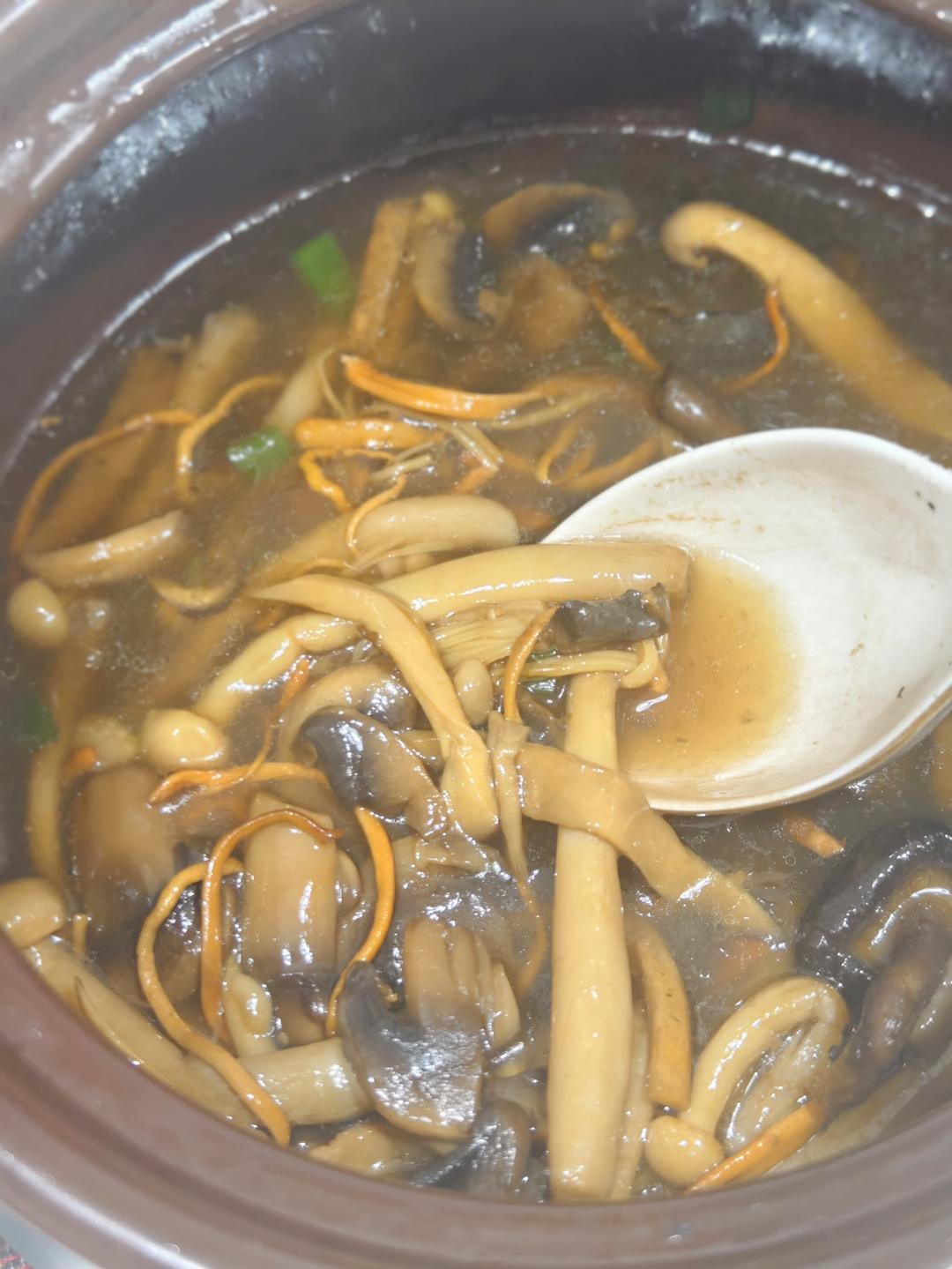 鲜到起飞的菌菇汤！不好喝不要钱！