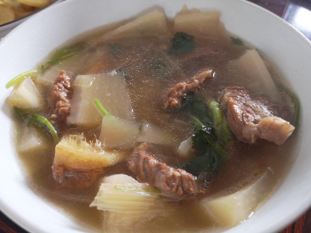 简单到只用一种调料的牛腩炖萝卜汤