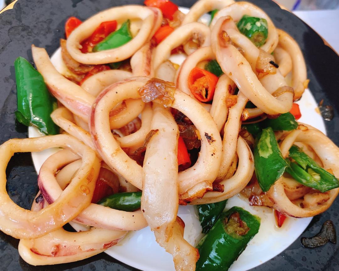 辣椒炒鱿鱼圈的做法