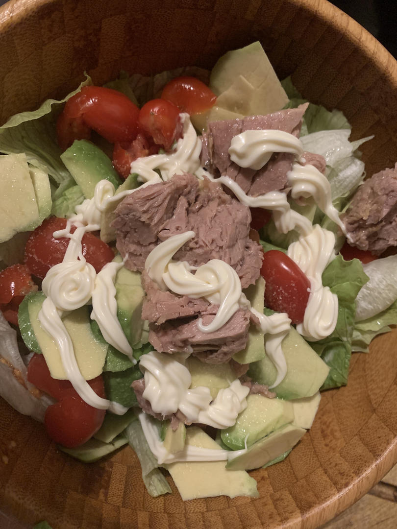 基础但靠谱的金枪鱼牛油果沙拉