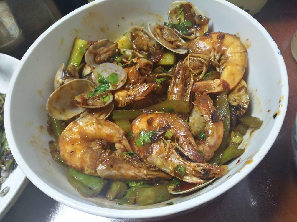 口味复杂浓郁艳丽的炒蛤蜊